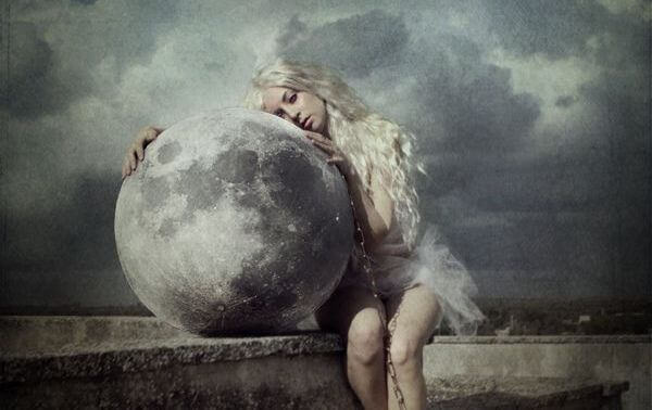 femme embrassant la lune