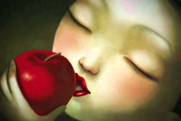 femme mordant une pomme