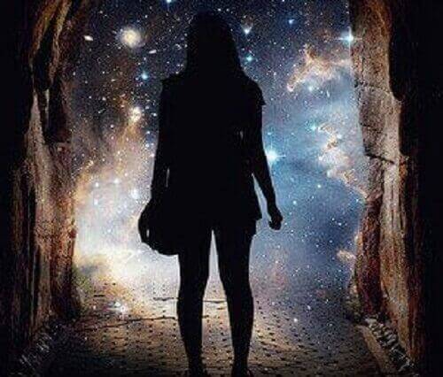 femme regardant vers l'horizon