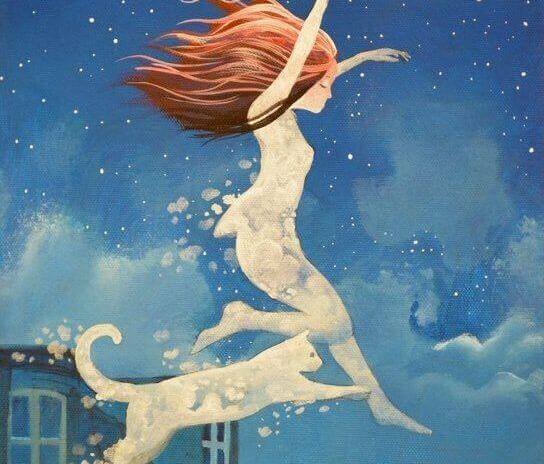 femme sautant avec un chat