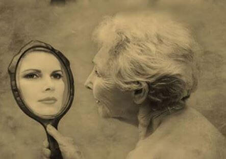 femme se regardant dans le miroir