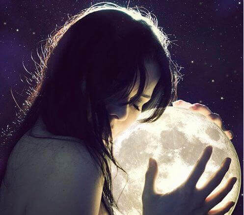 femme tenant la lune dans ses bras