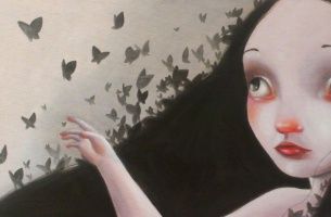 fille triste papillons