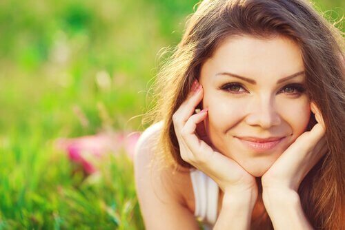 jeune femme souriante