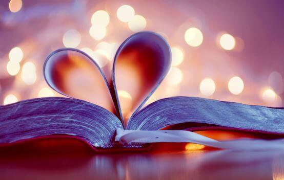 livre avec les pages en forme de coeur