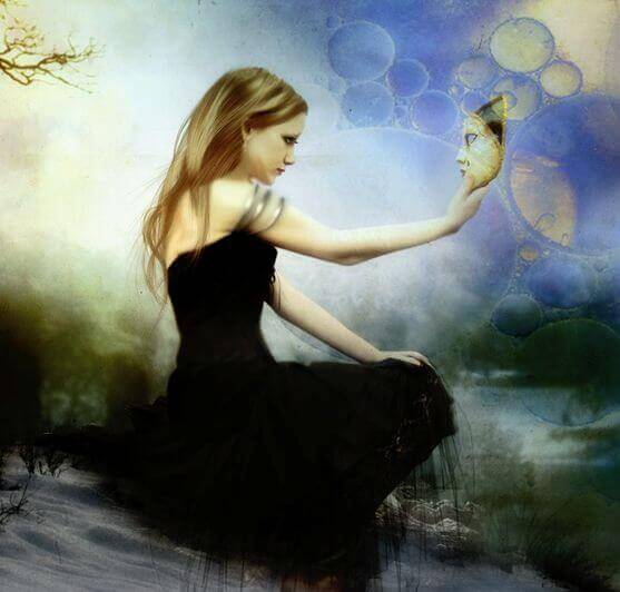 mujer-con-máscara-en-la-mano