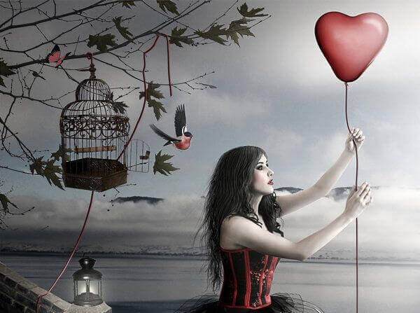mujer-sujetando-un-glovo-en-forma-de-corazón