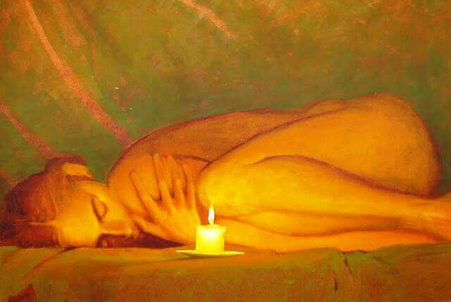 mujer-tumbada-frente-a-una-vela