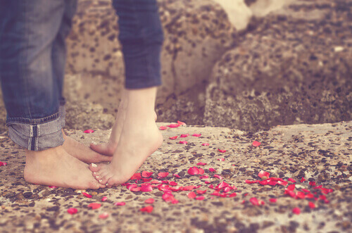 pieds d'une femme sur les pieds d'un homme