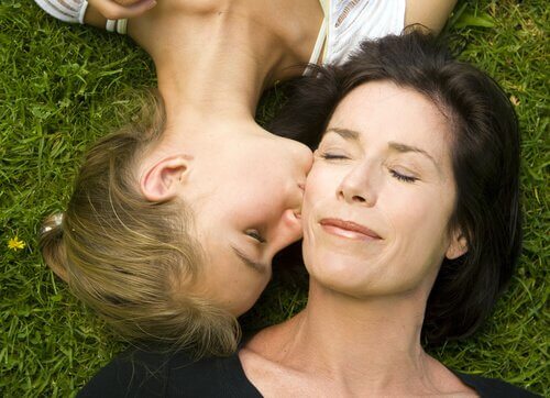 Adolescent-baiser-joue-mere