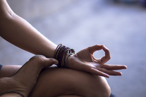Bras-appuye-sur-jambe-de-femme-meditant