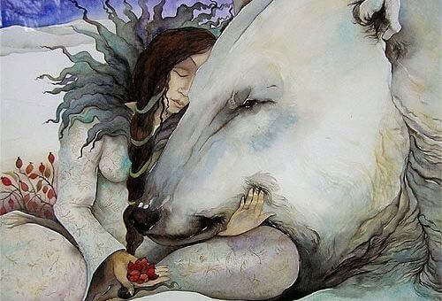 Femme-calinant-un-ours