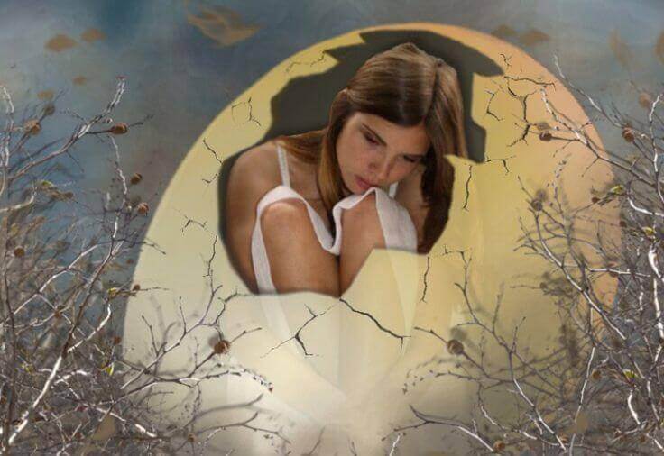 Femme-dans-un-oeuf-casse