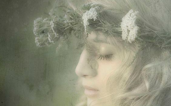 Femme-fleurs-dans-les-cheveux