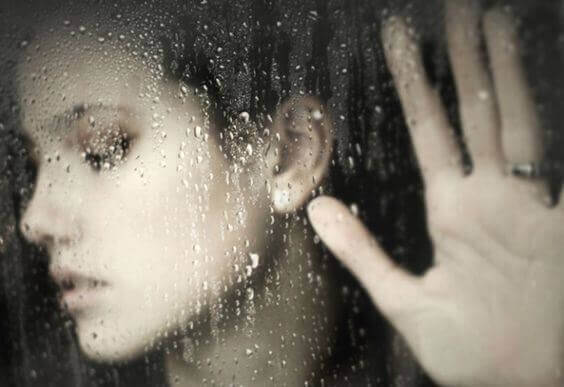 Femme-paume-ouverte-sur-une-vitre