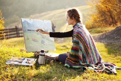 Femme-peignant-peinture-a-l'huile-dans-un-champ