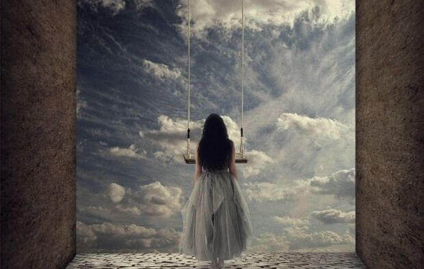 Femme-regardant-les-portes-du-ciel-pensant-au-poids-de-l'independance