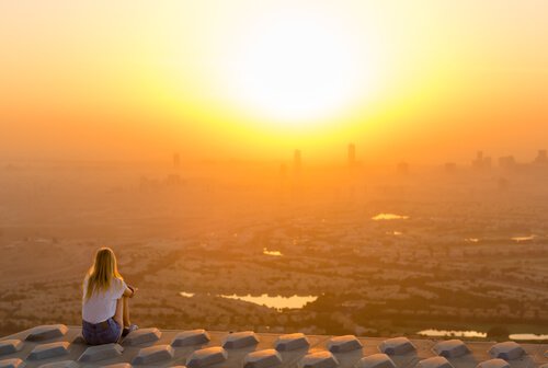 Femme-solitaire-devant-le-coucher-du-soleil