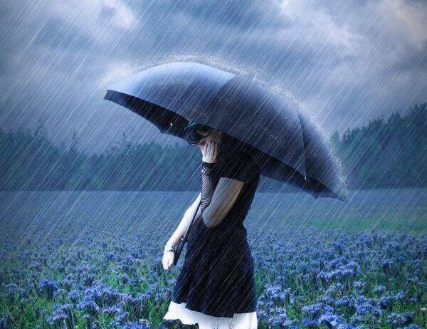 Fille-avec-parapluie-pensant-a-l'independance
