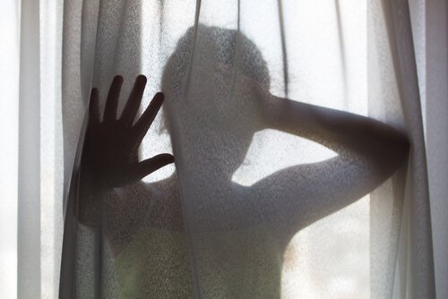 Fille-derriere-un-rideau