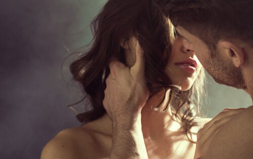 Hombre-besando-a-una-mujer