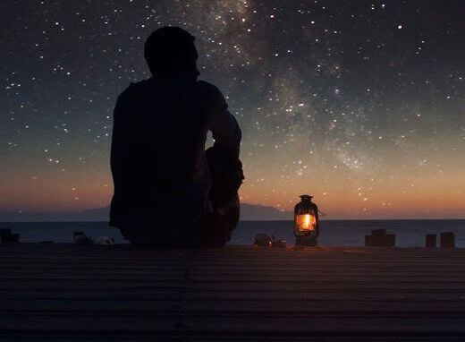 Homme-regardant-le-firmament