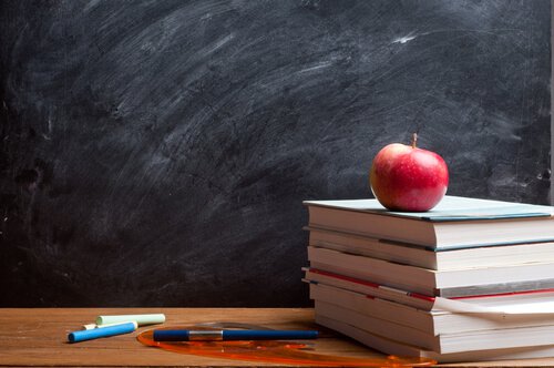 Manzana-encima-de-unos-libros