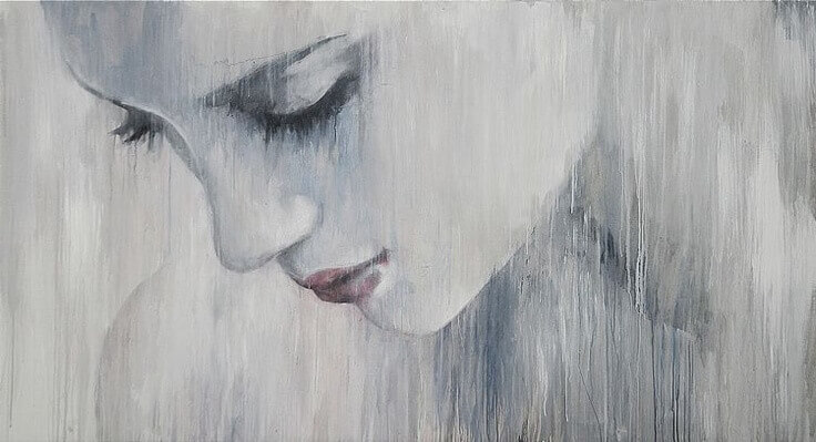 Mujer-triste-mirando-hacia-abajo