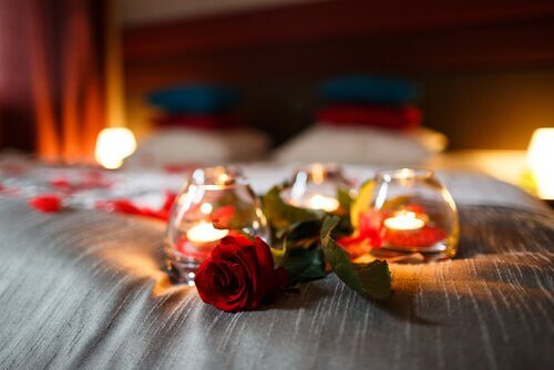 Rosas-y-velas-encima-de-la-cama