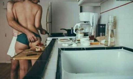 couple a moitie nu