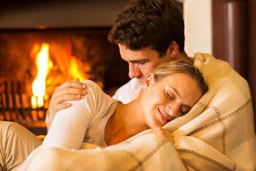 couple en train de se faire un calin