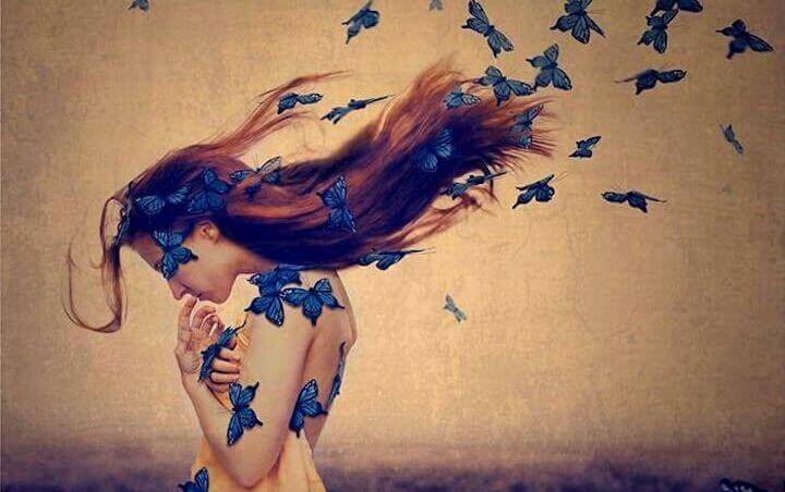 femme avec des papillons bleus