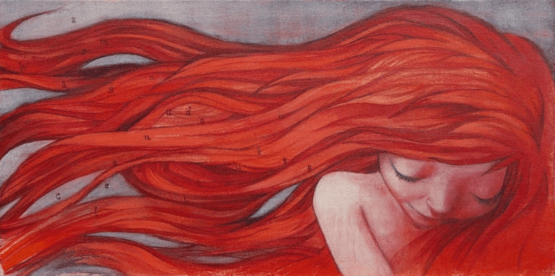 femme avec les cheveux rouges