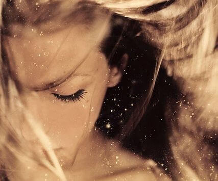 femme avec les yeux fermes