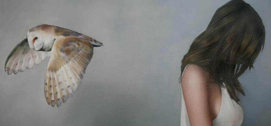 femme avec un hiboux