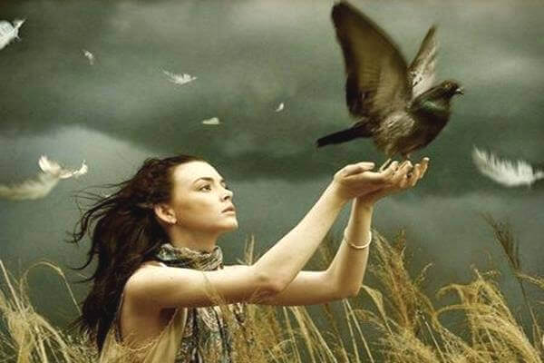 femme avec un oiseau dans les mains