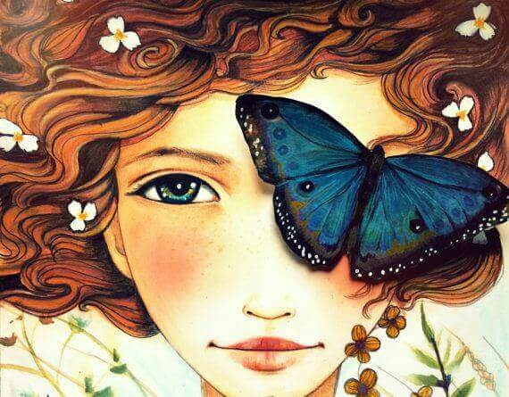 femme avec un papillon sur l'oeil