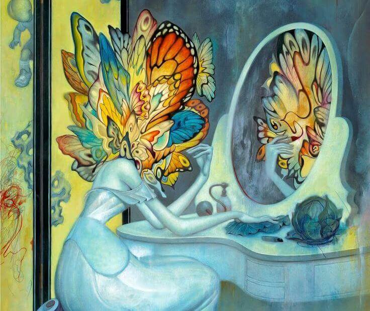 femme avec une tete de papillon