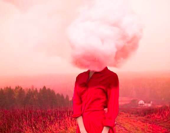 femme en rouge avec un nuage sur le visage