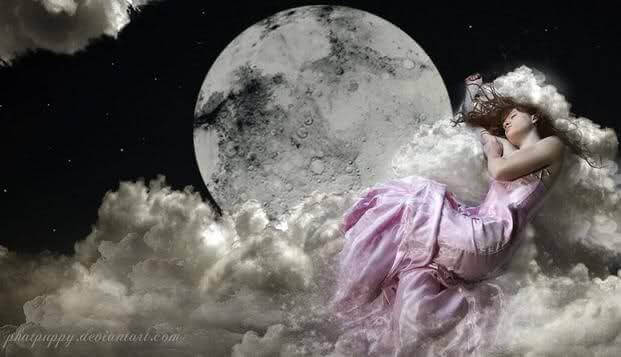 femme libre sous la lune