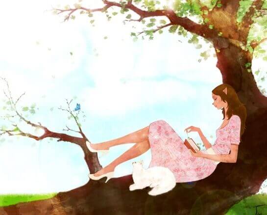 femme lisant un livre dans un arbre