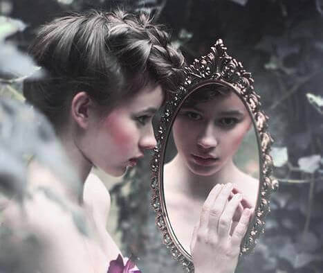 femme se regardant dans le miroir