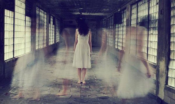 femmes dans un couloir