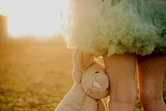 fille avec son ours en peluche