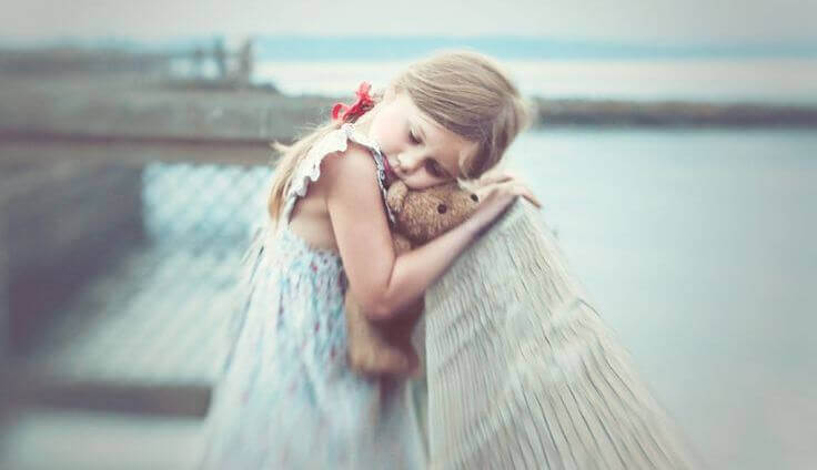fille enlacant sa peluche