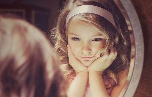 fille se regardan dans le miroir