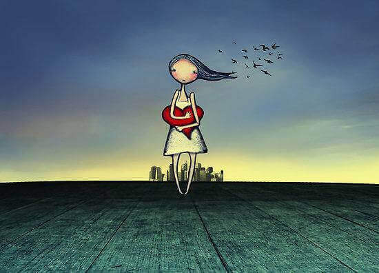 fille serrant un coeur dans ses bras