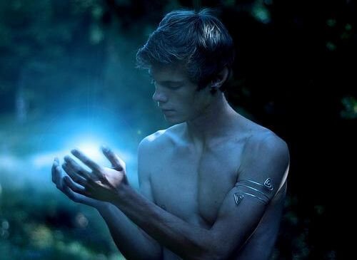 homme avec une lumiere entre les mains