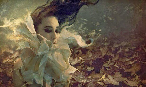 jeune fille avec une fleur autour du cou