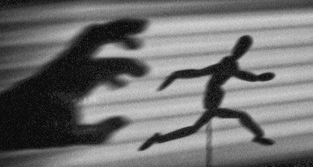 main attrapant un bonhomme